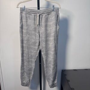 Vuori Light Gray camo women's performance Joggers size small